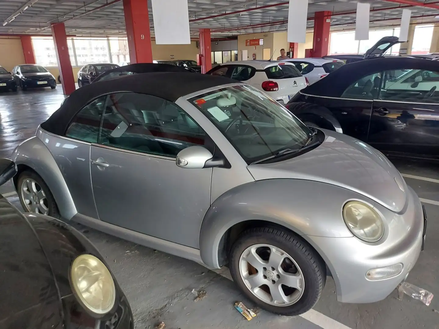 Volkswagen Beetle Cabrio 2.0 Plateado - 1