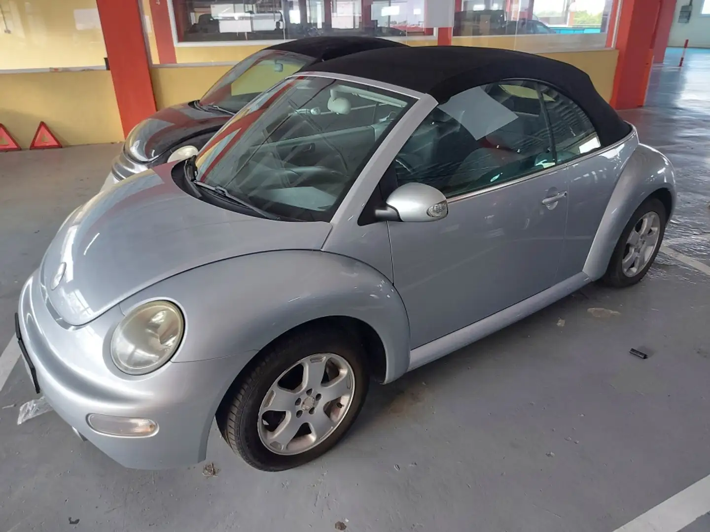 Volkswagen Beetle Cabrio 2.0 Plateado - 2