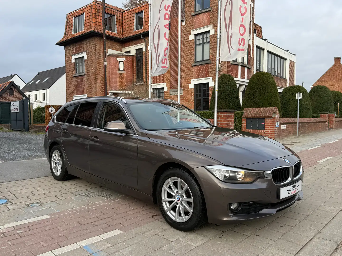 BMW 318 Touring Aut. Modern Line // NAVI // Brun - 2