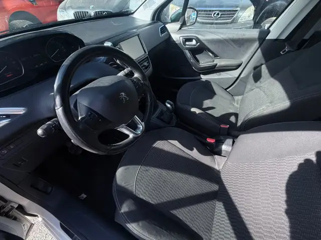 Peugeot 208 view 8