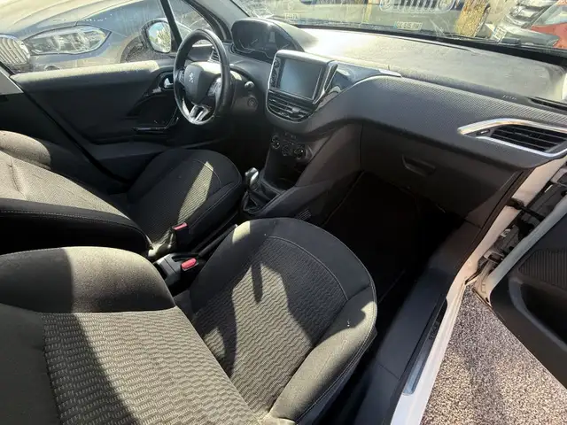 Peugeot 208 view 13