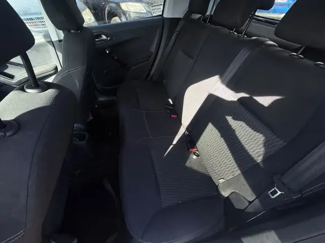 Peugeot 208 view 10