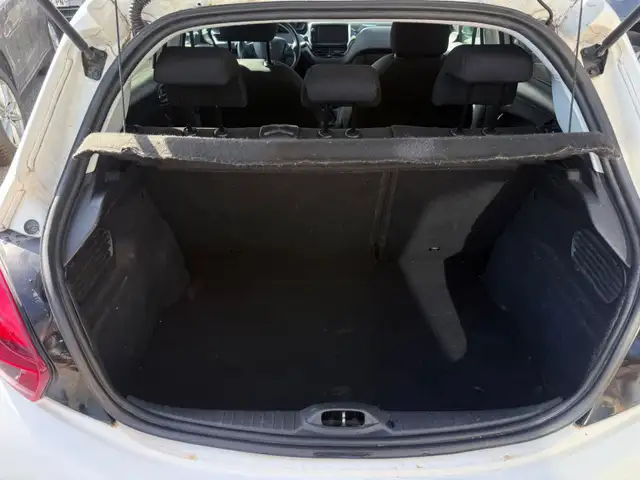 Peugeot 208 view 11
