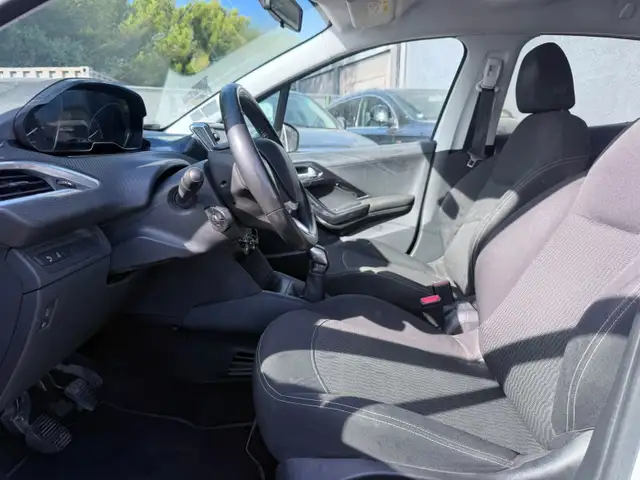 Peugeot 208 view 9