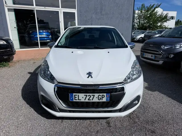 Peugeot 208 view 2