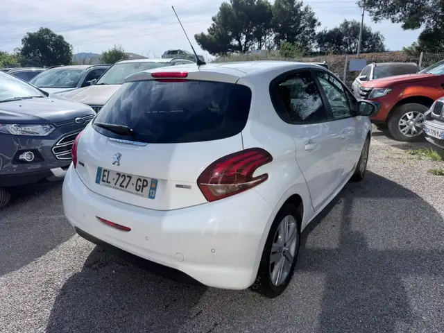 Peugeot 208 view 5