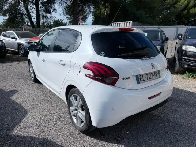 Peugeot 208 view 3