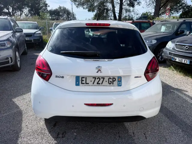 Peugeot 208 view 4