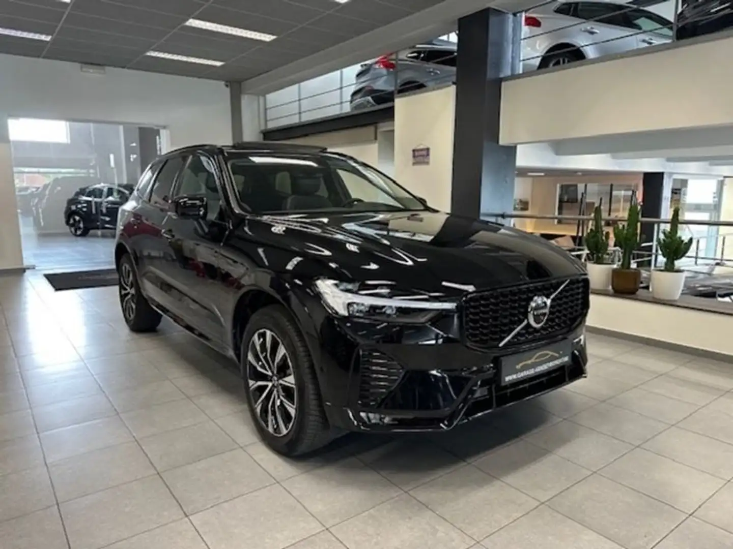 Volvo XC60 PLUS DARK HYBRID BENZINE AUTOMAAT OPEN DAK Noir - 1