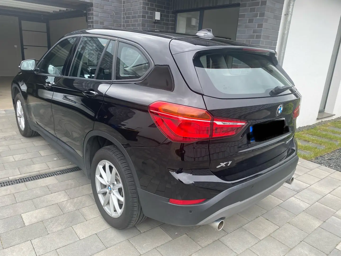 BMW X1 X1 sDrive20i Aut. Advantage Schwarz - 2