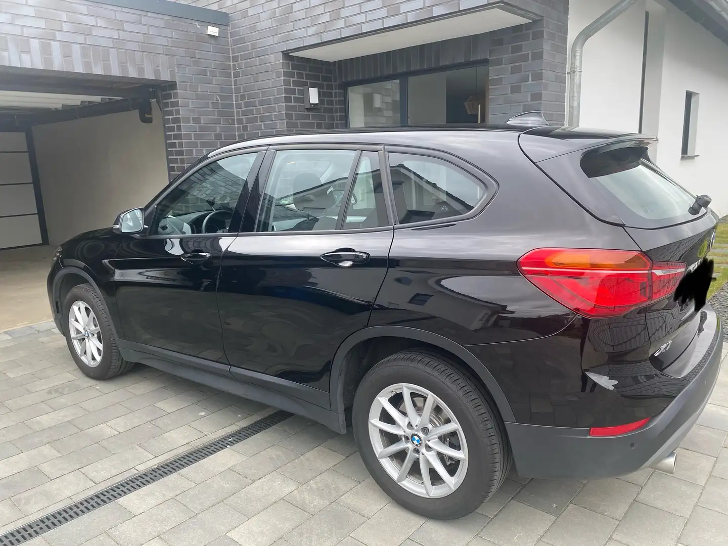 BMW X1 X1 sDrive20i Aut. Advantage Schwarz - 1