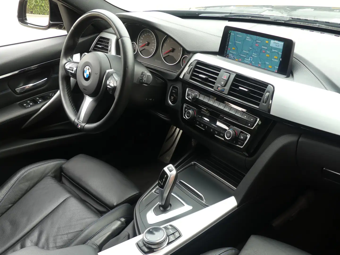 BMW 318 3-serie Touring 318i M Sport Leer/LED/Navigatie/PD Negro - 2