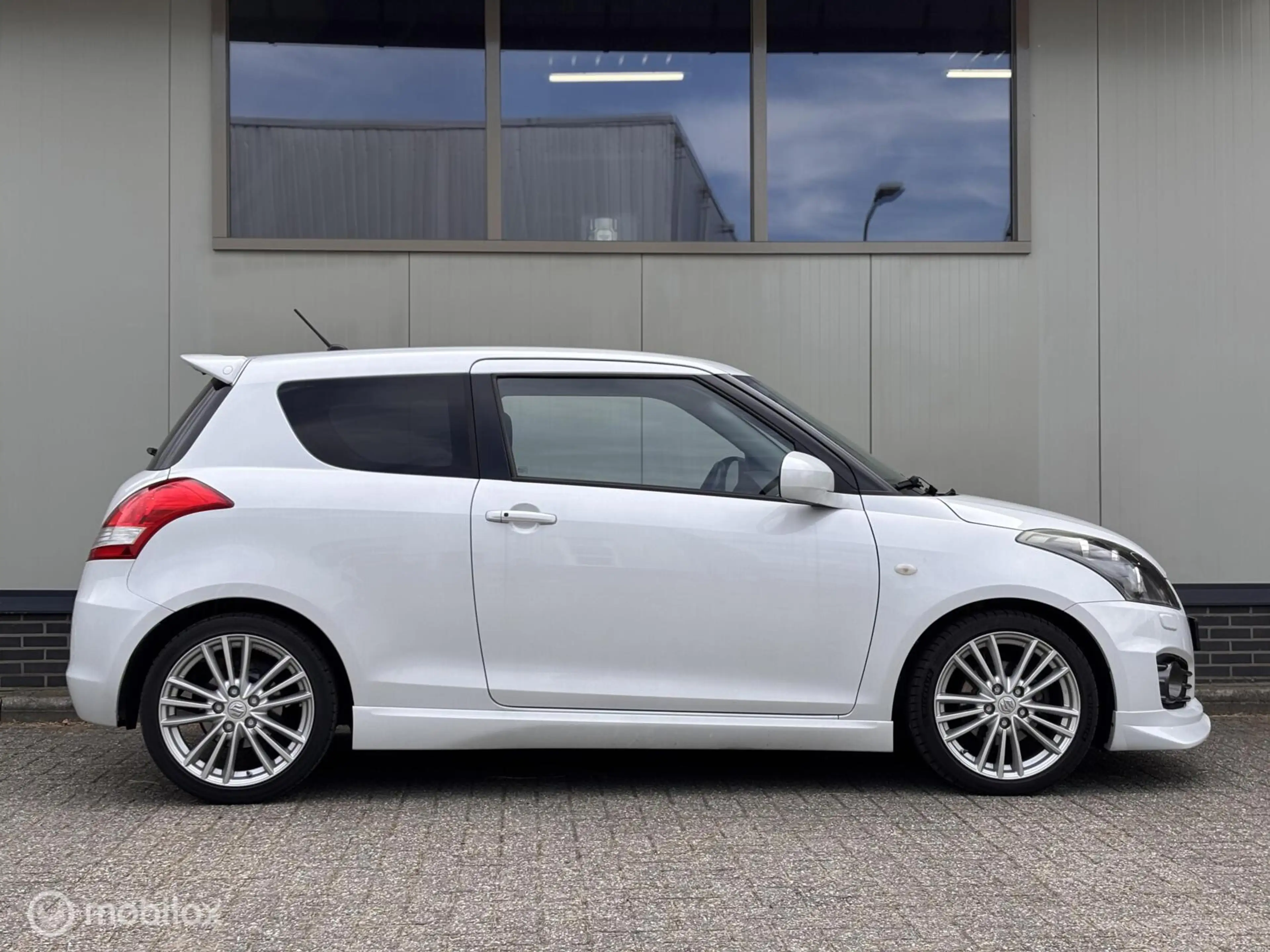 Suzuki Swift 1.6 Sport 136PK Xenon Keyless LIEFHEBBERS AUTO — photo 3