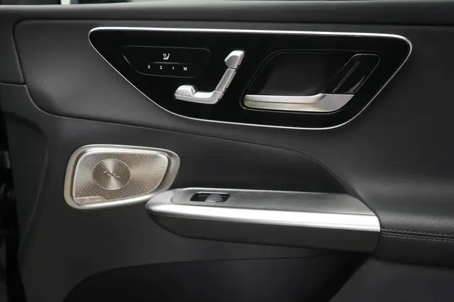 Mercedes-Benz 220 view 9