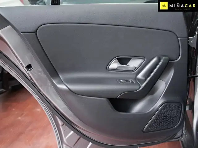 Mercedes-Benz C-Class view 28