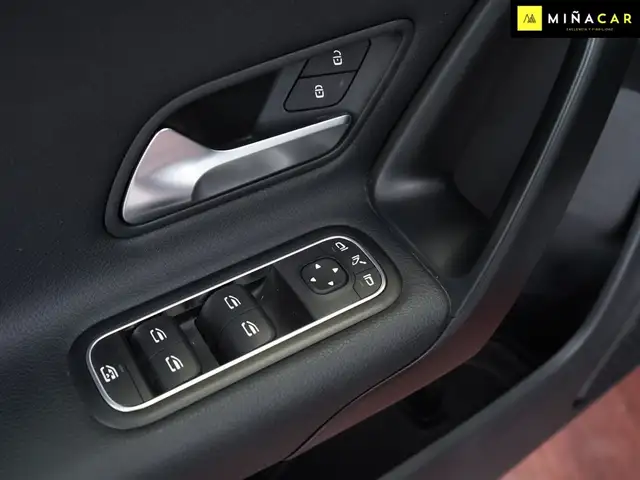 Mercedes-Benz C-Class view 27