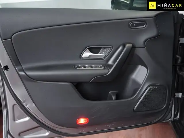 Mercedes-Benz C-Class view 26
