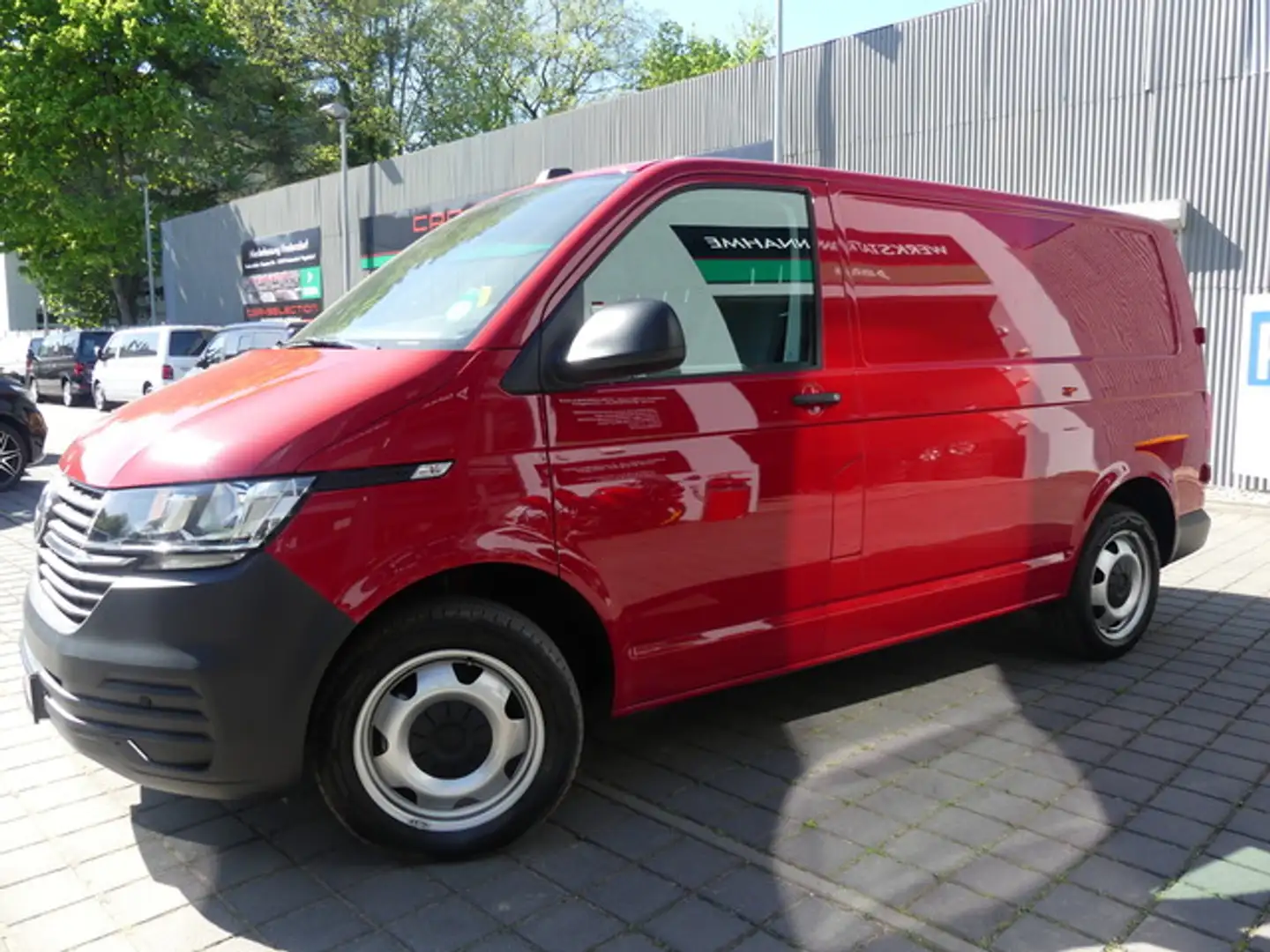 Volkswagen T6.1 Transporter 2.0 TDI Kasten ACC/SCHRÄNKE/STHZ/KAM Rood - 2