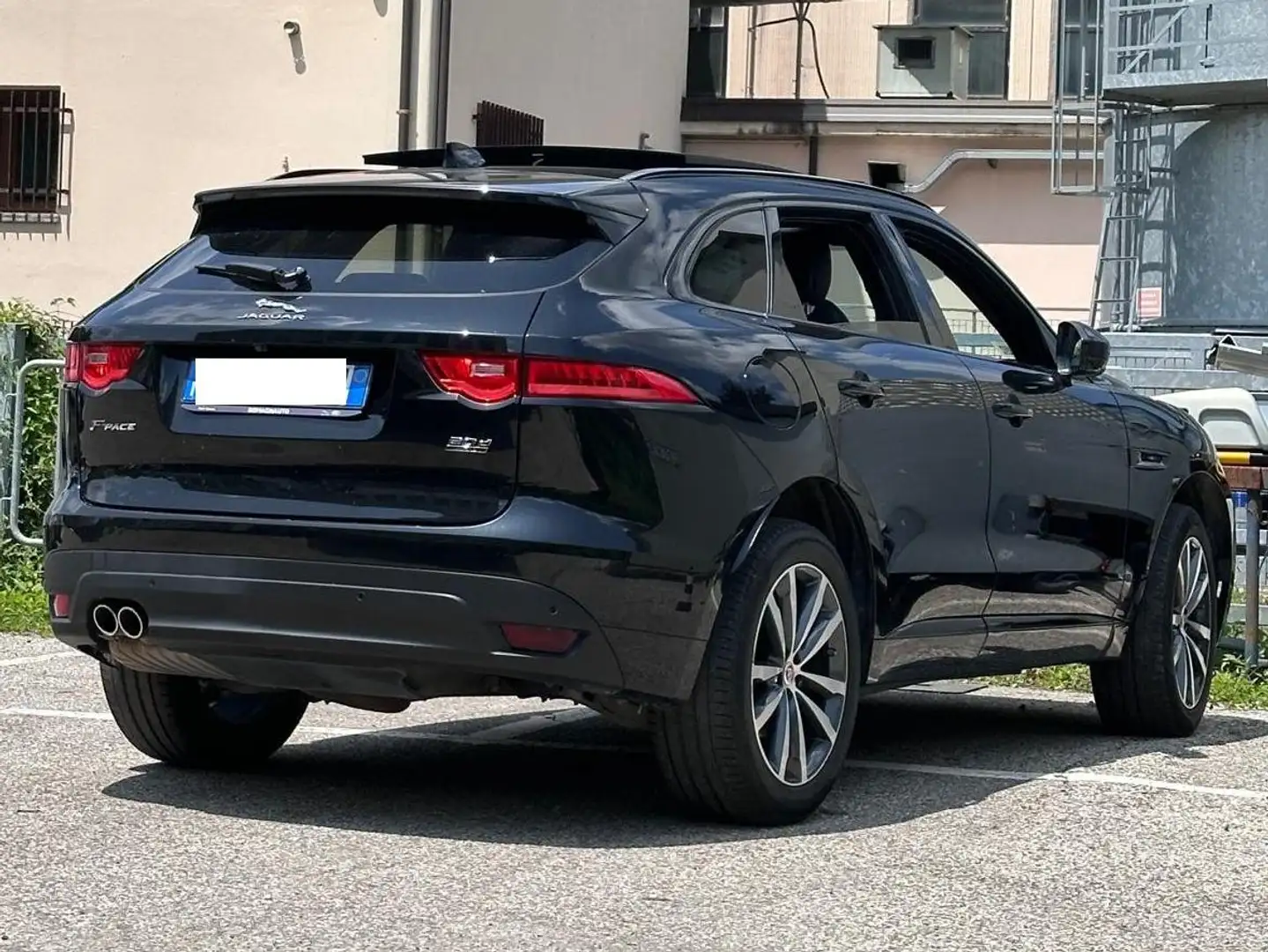 Jaguar F-Pace 2.0D 180Cv AWD Chequered Flag Nero - 2