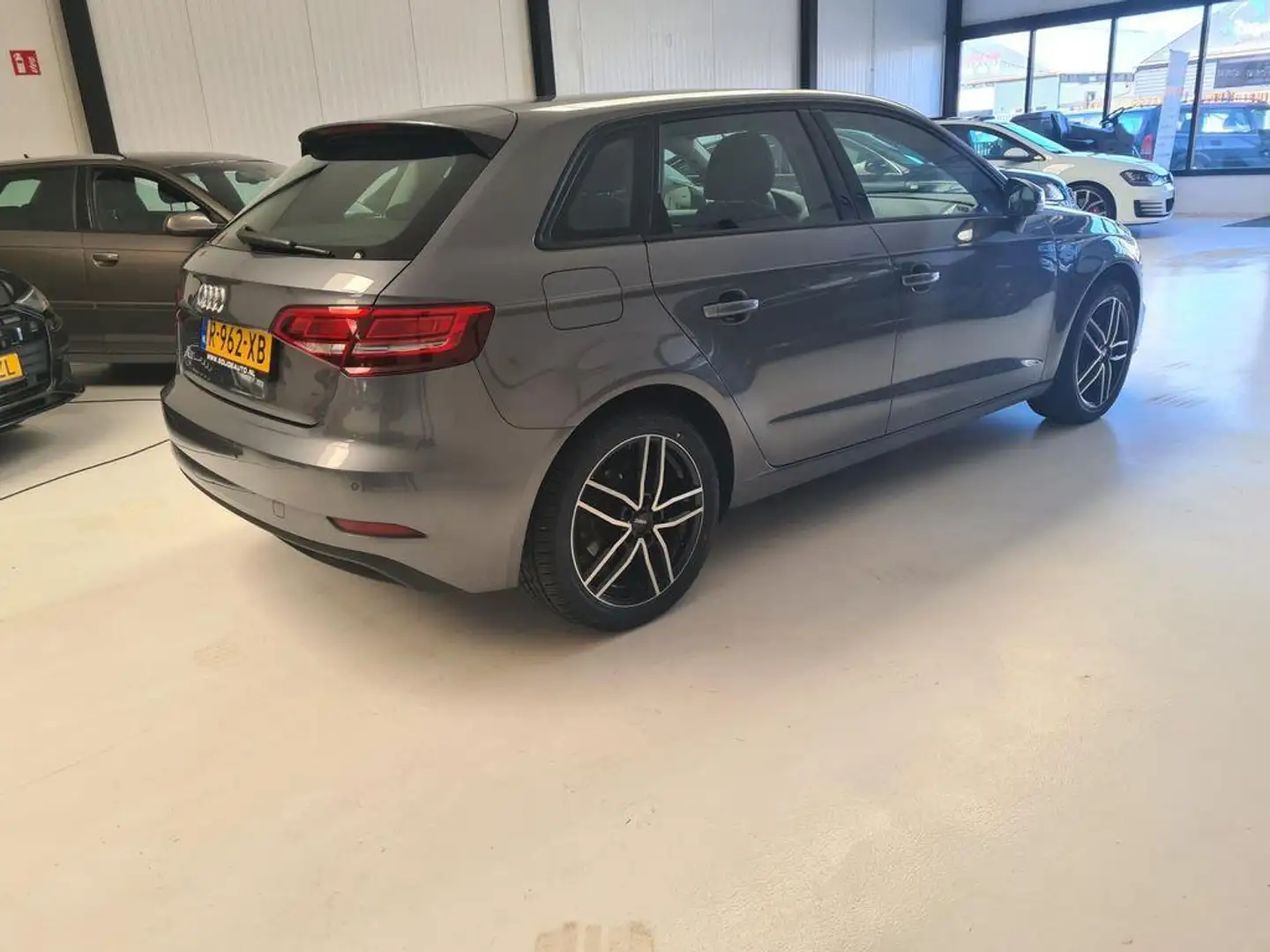 Audi A3 Sportback G-TRON 30 TFSI AUTOMAAT Gris - 2
