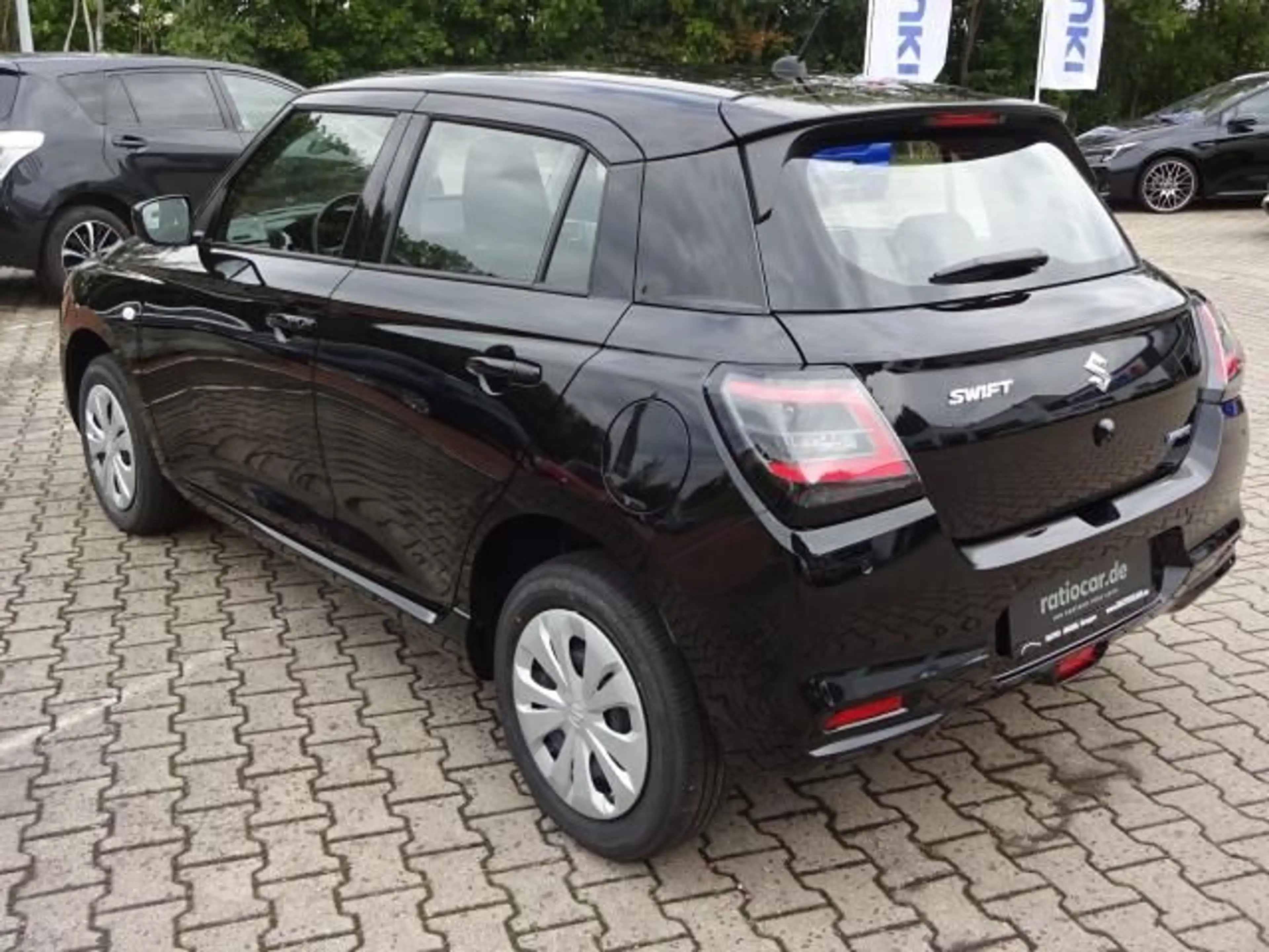 Suzuki Swift SWIFT 1.2 DUALJET ALLGRIP CLUB NAVI EINPARKH. — photo 3