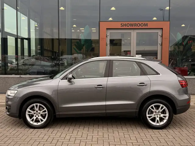 Audi Q3 view 8