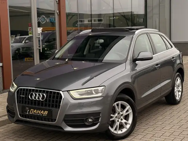 Audi Q3 view 3