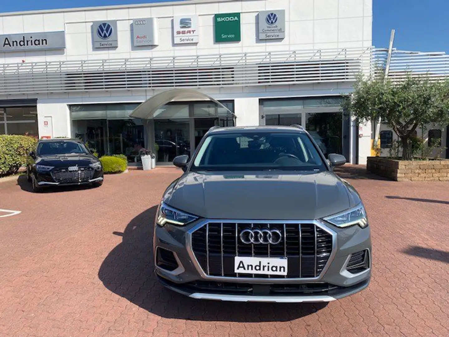 Audi Q3 35 TDI S tronic Business Advanced Grigio - 2
