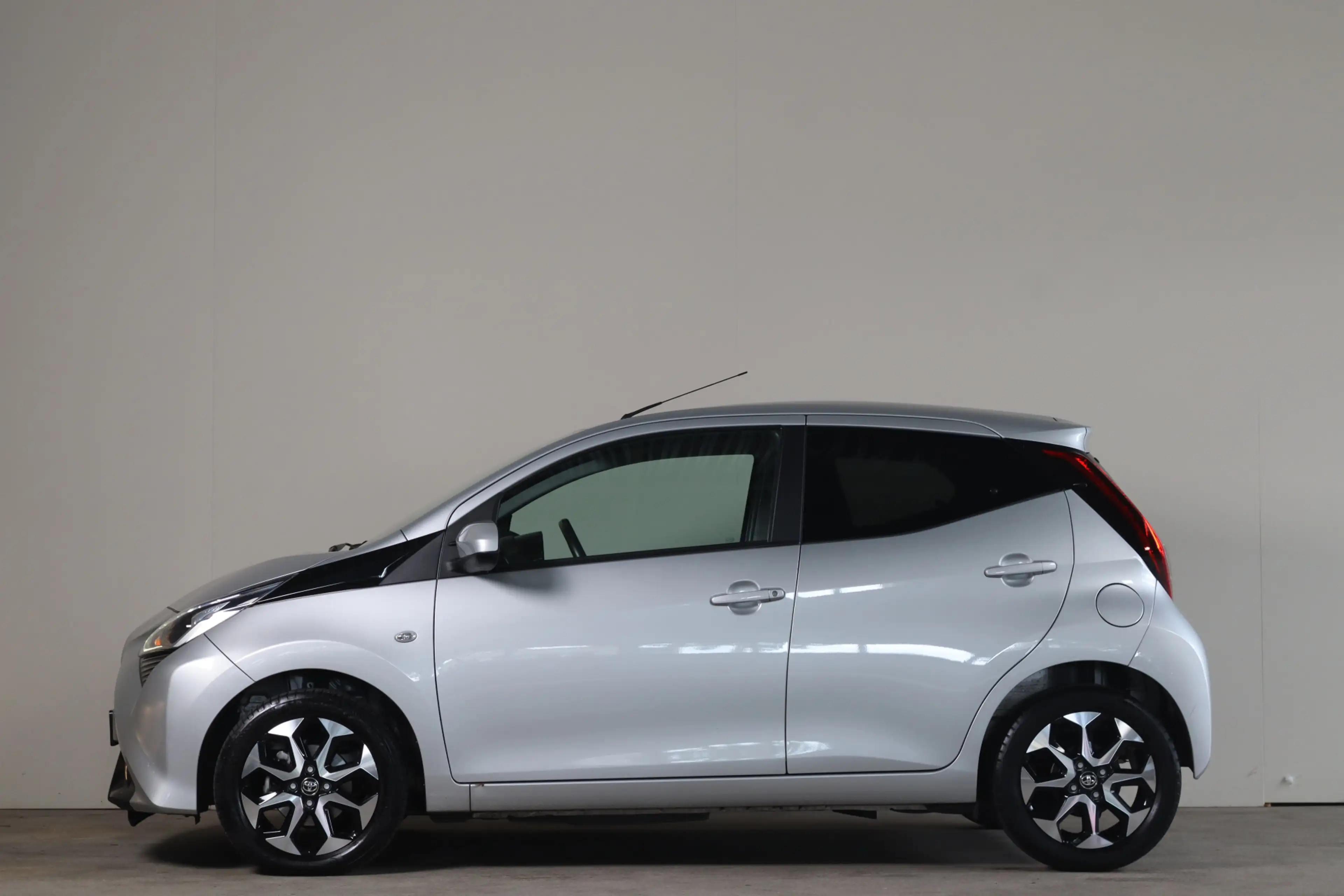 Toyota Aygo 1.0 VVT-i x-joy - NL- Auto!! Apple I Camera I Crui — photo 11