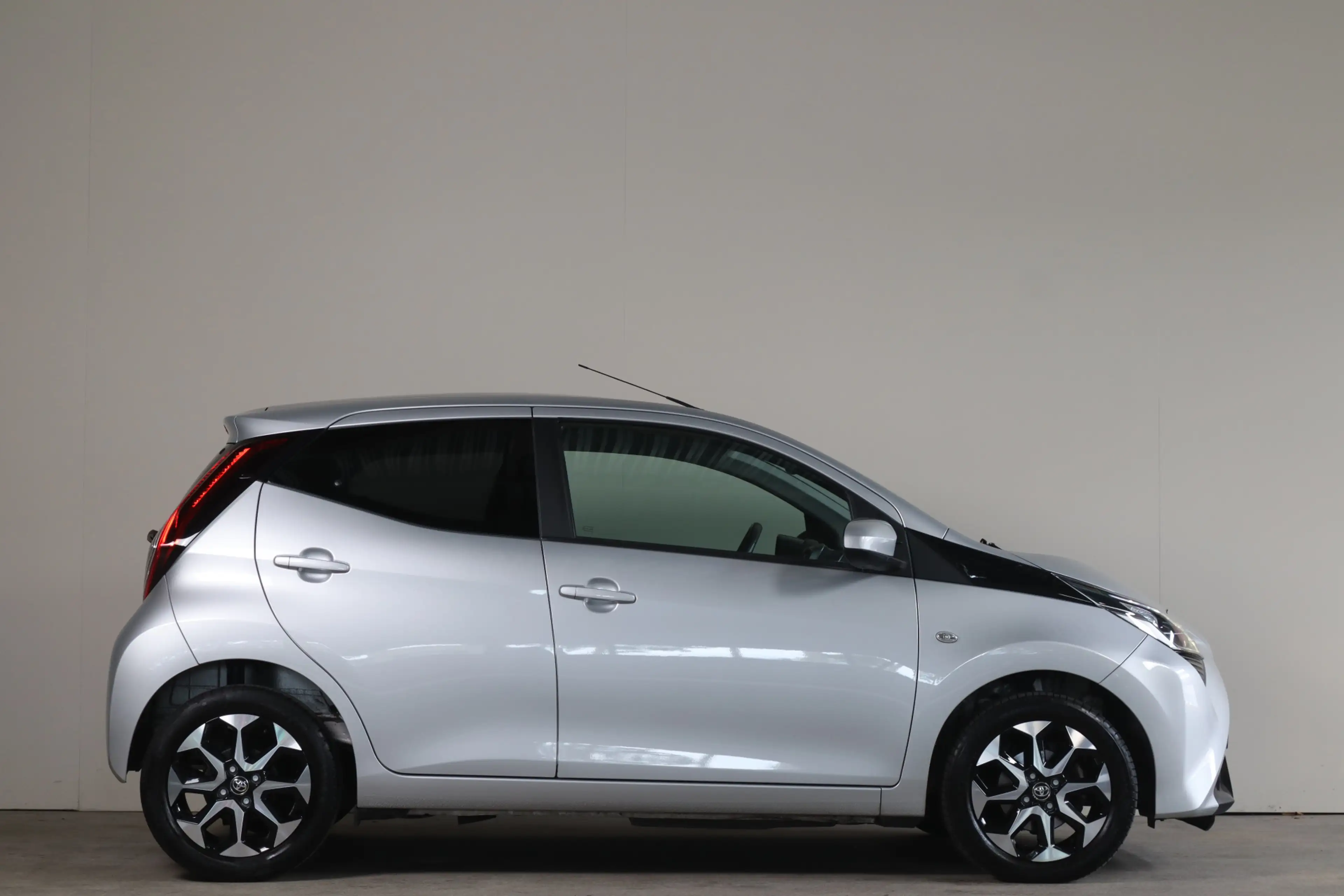 Toyota Aygo 1.0 VVT-i x-joy - NL- Auto!! Apple I Camera I Crui — photo 10