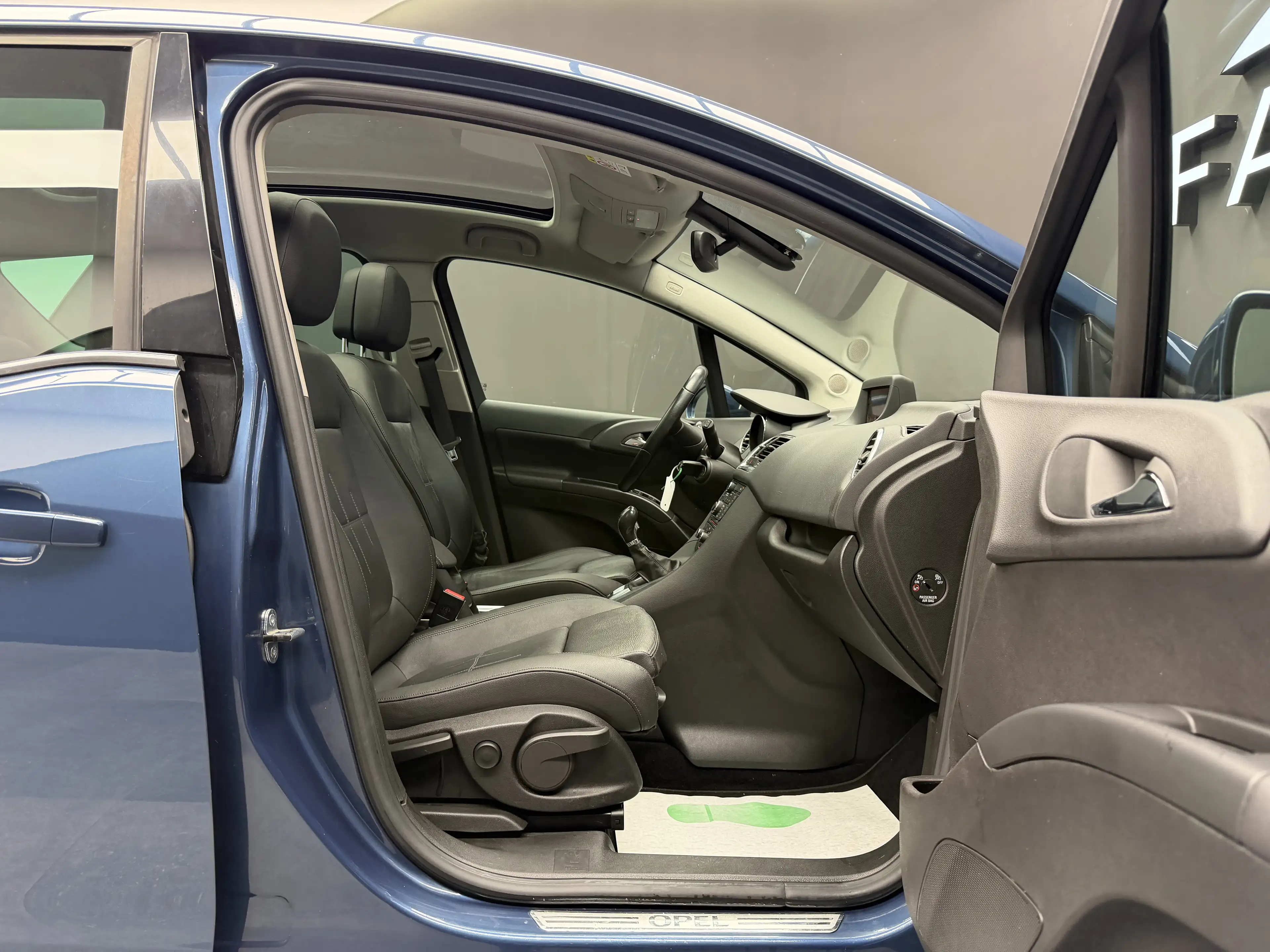 Opel Meriva 1.4i Cosmo * CUIR + GPS + CAMÉRA + T. PANO + CLIM * — photo 9
