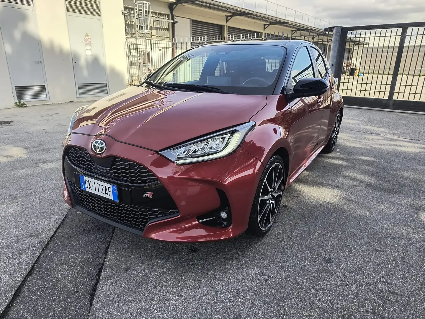 Toyota Yaris Yaris 1.5h GR Sport  SUPER PROMO SOLO PER MAGGIO # Rood - 1