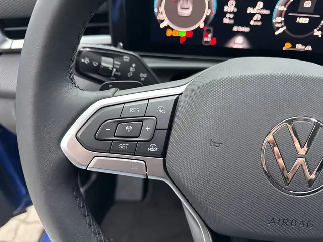Volkswagen T-Roc view 11