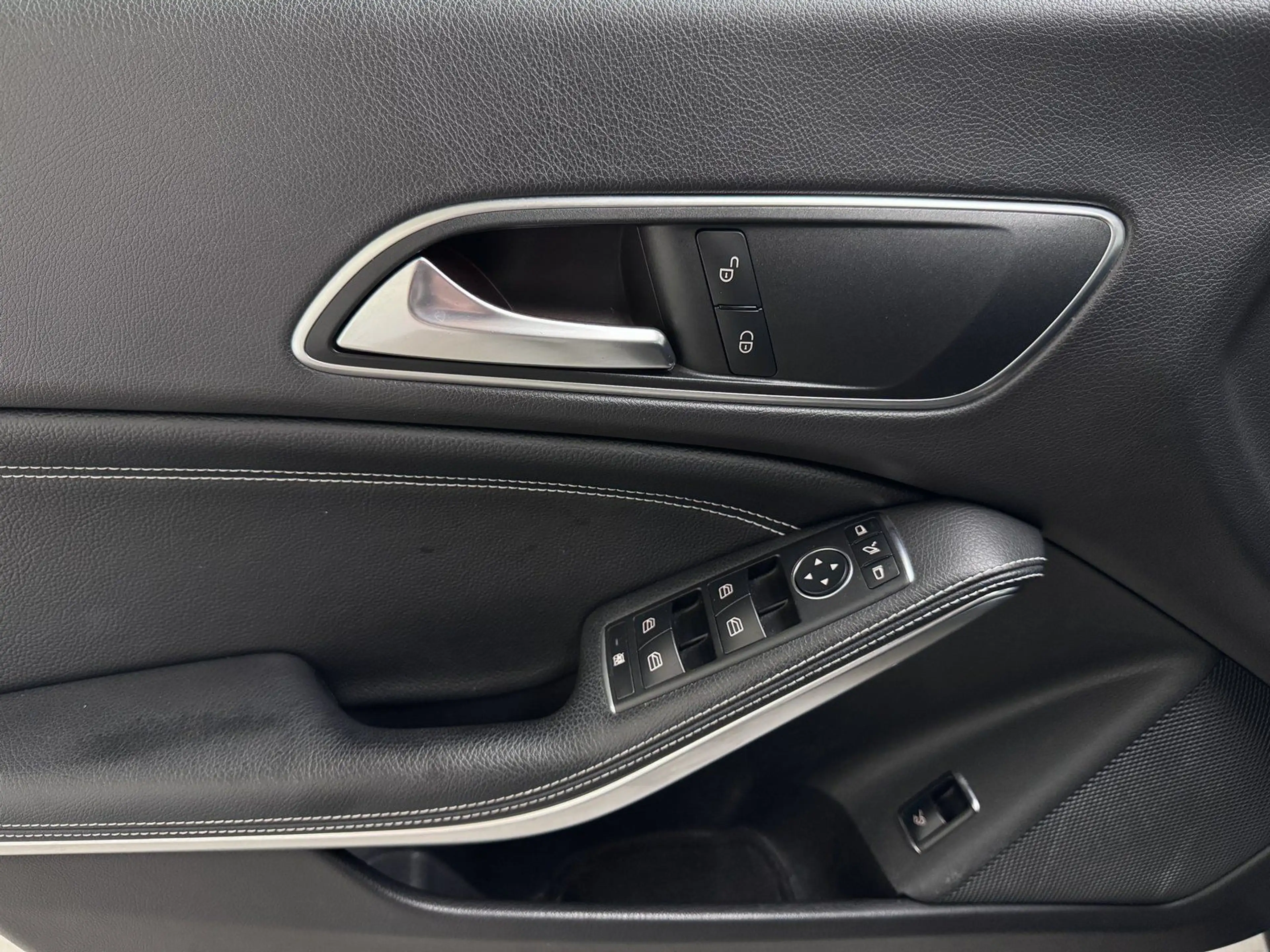 Mercedes-Benz CLA 220 d URBAN+LED HIGH PERF+NAVI+PARKASSISTENT — photo 13