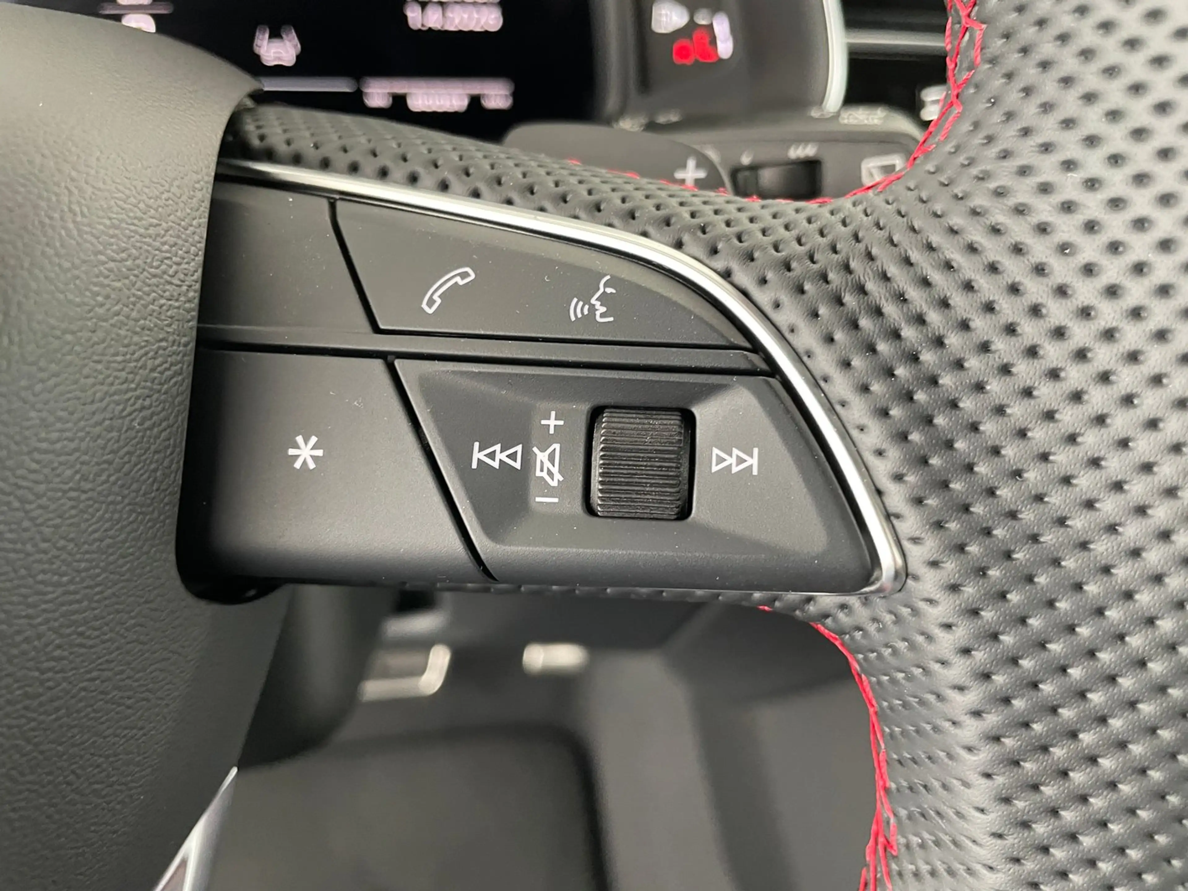 Audi SQ8 TFSI quattro — photo 15