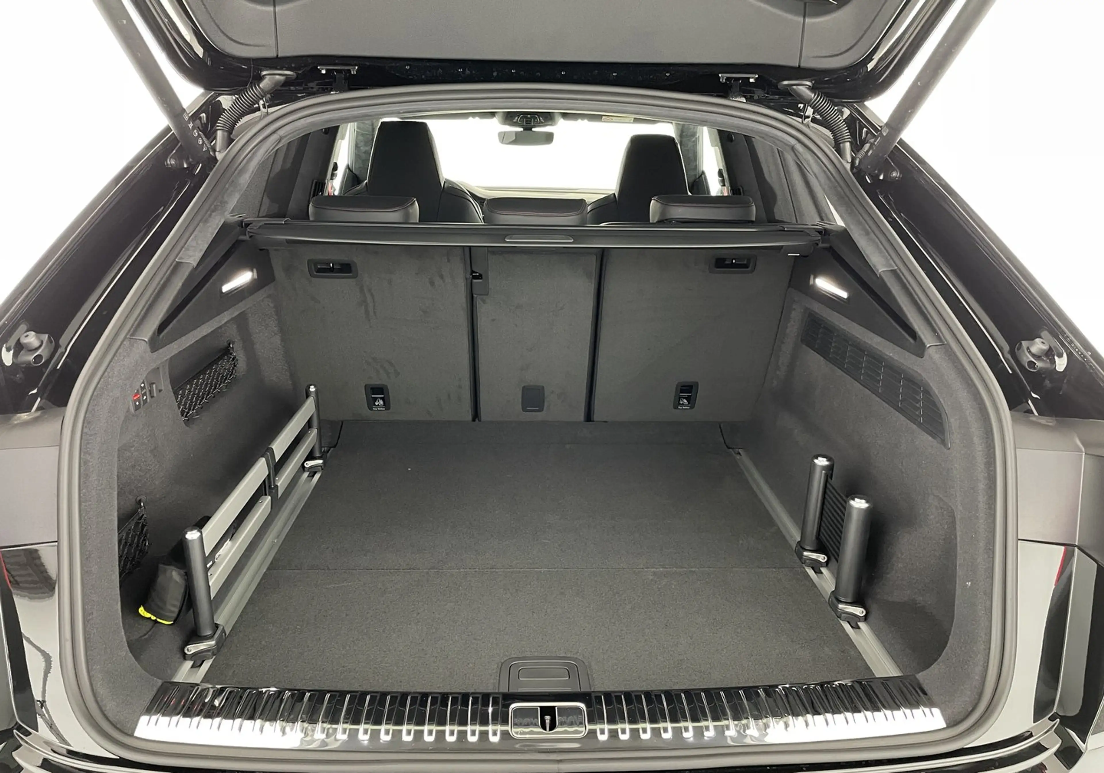 Audi SQ8 TFSI quattro — photo 7