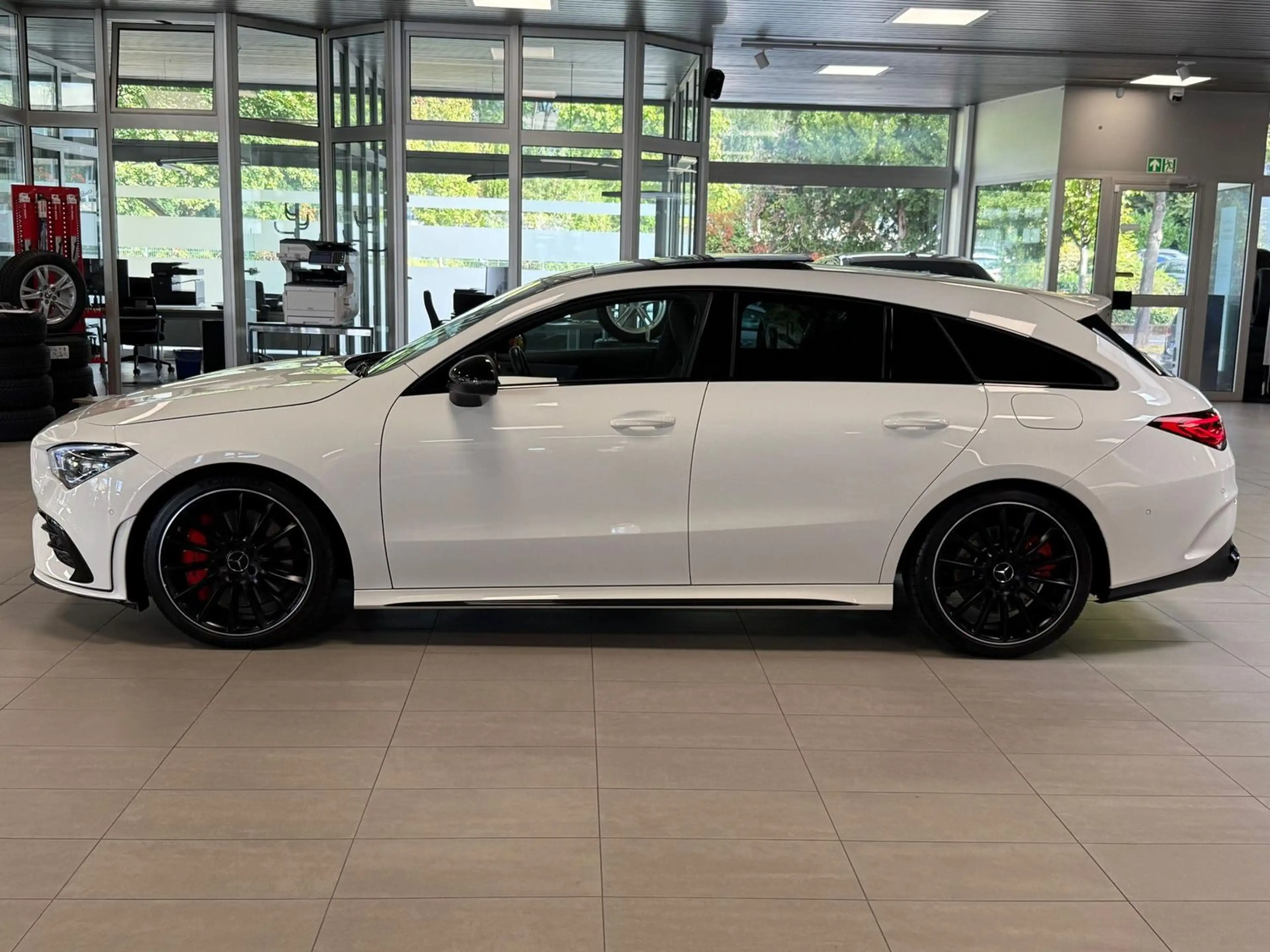 Mercedes-Benz CLA 35 AMG Automatik Panorama — photo 3