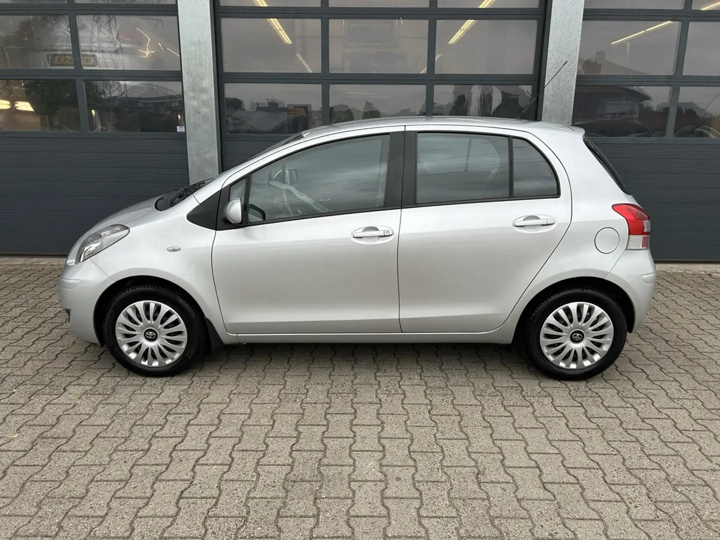 Toyota Yaris 1.3 16V VVT-I Aspiration Gris - 2