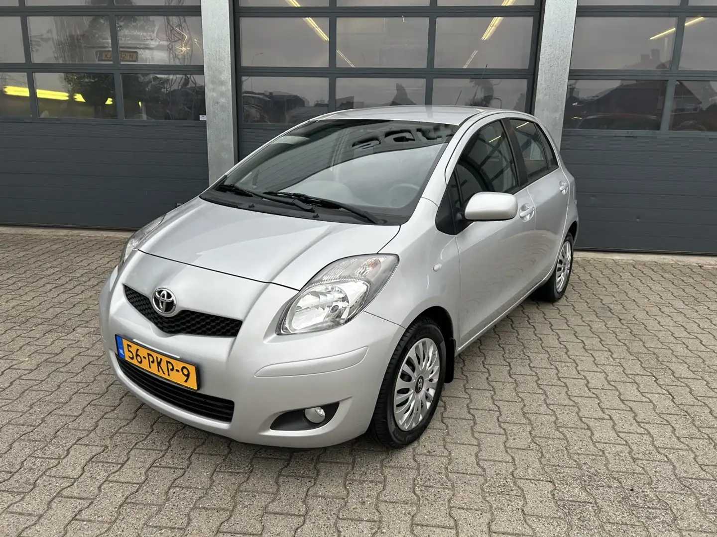 Toyota Yaris 1.3 16V VVT-I Aspiration Gris - 1