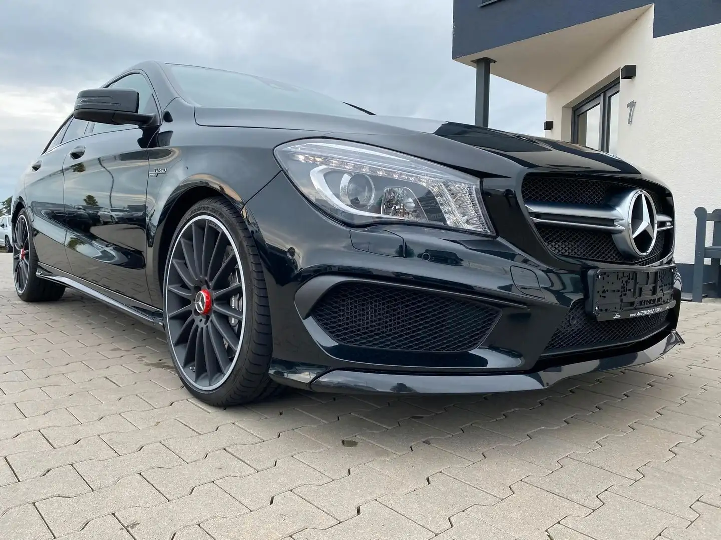 Mercedes-Benz CLA 45 AMG Mercedes-AMG CLA 45 4MATIC DCT Sh. Br. Schwarz - 1