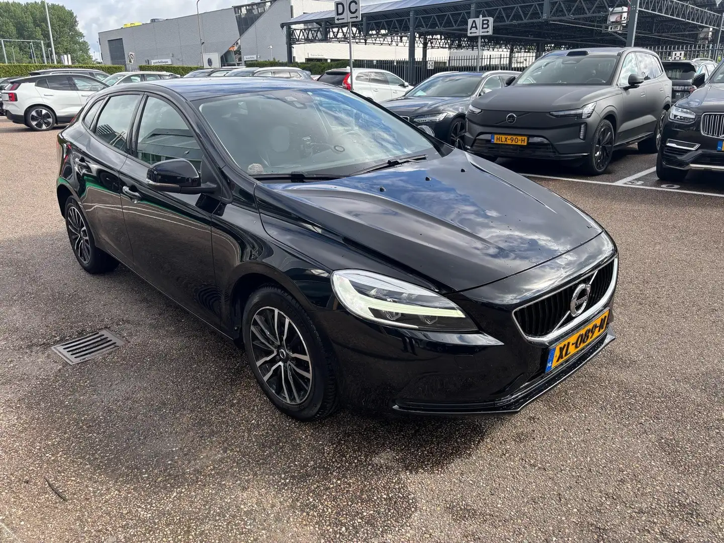 Volvo V40 1.5 T2 Polar+ Aut. Schwarz - 2