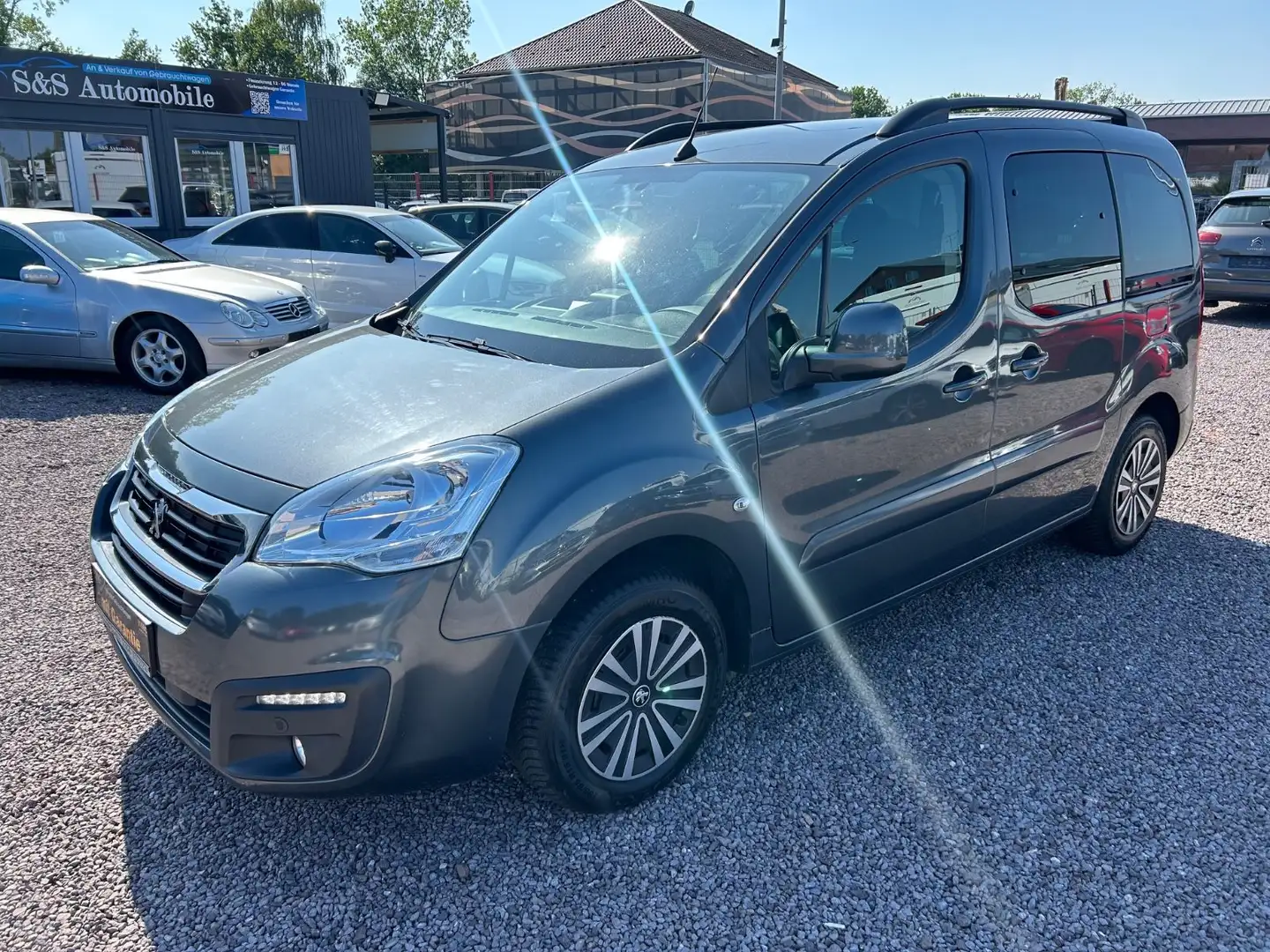 Peugeot Partner Tepee Active *Navi*Kamera*Euro6*1.Hand* Grau - 1