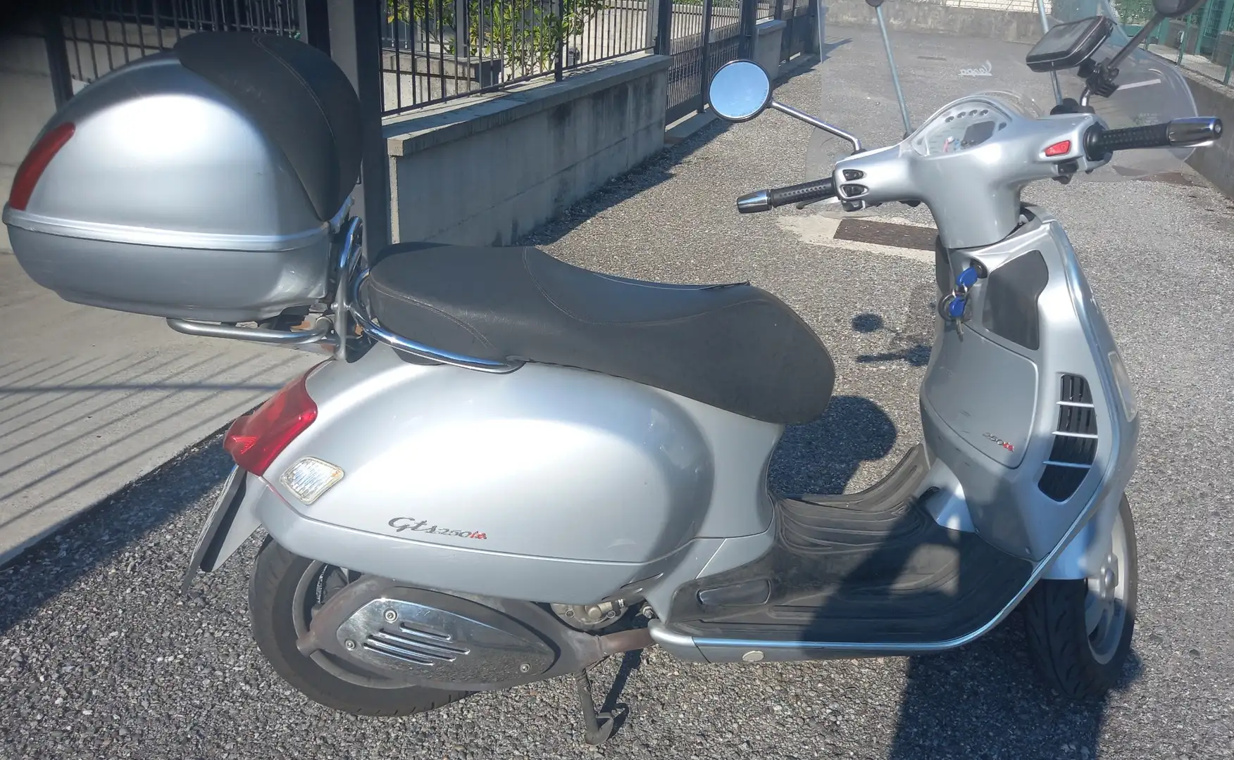 Vespa GTS 250ie Grau - 2