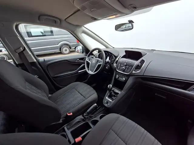 Opel Zafira Tourer view 4