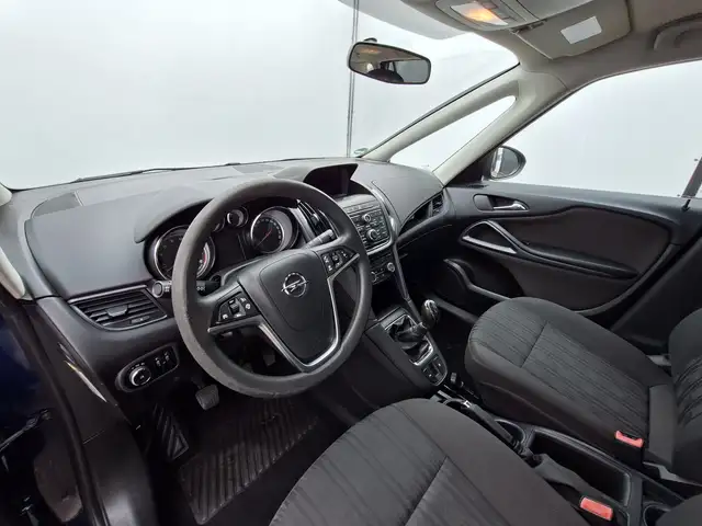 Opel Zafira Tourer view 5