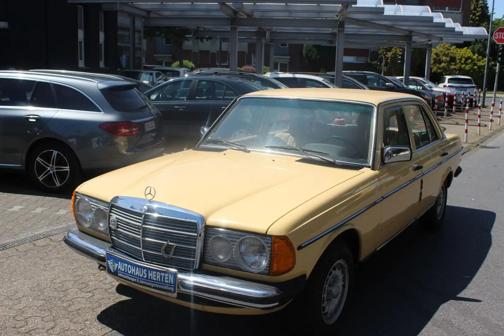 Mercedes-Benz 200 D*W123*H-KENNZEICHEN*ORGINALER ZUSTAND! Yellow - 1