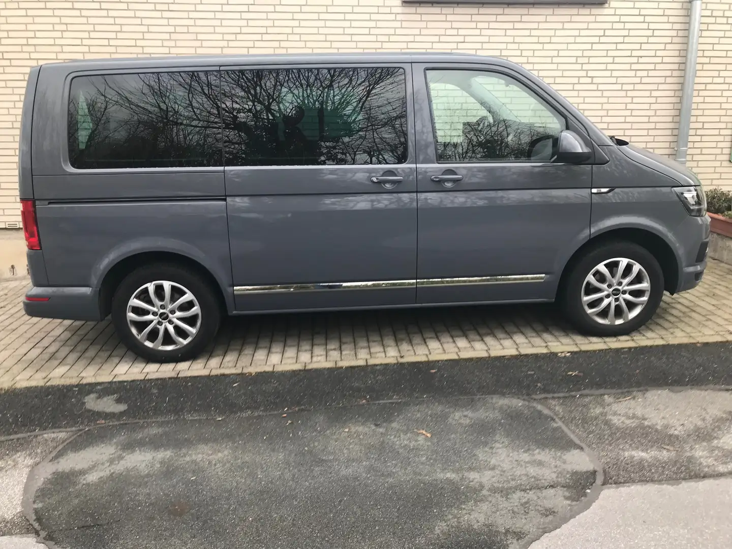 Volkswagen T6 Multivan Kurz Trendline Gris - 2