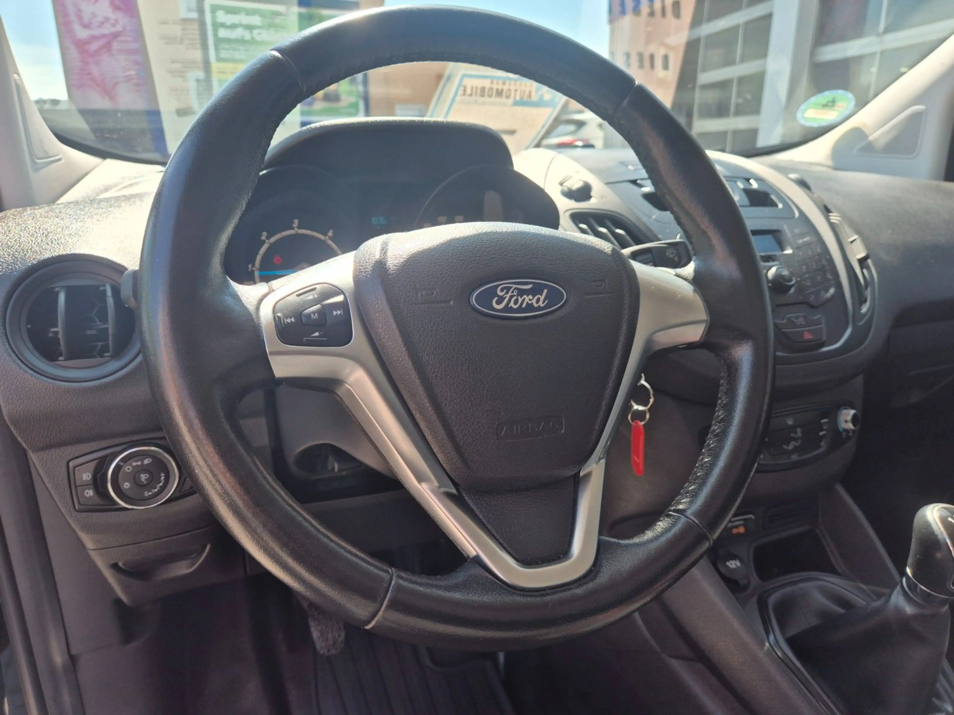Ford Transit Courier — photo 14