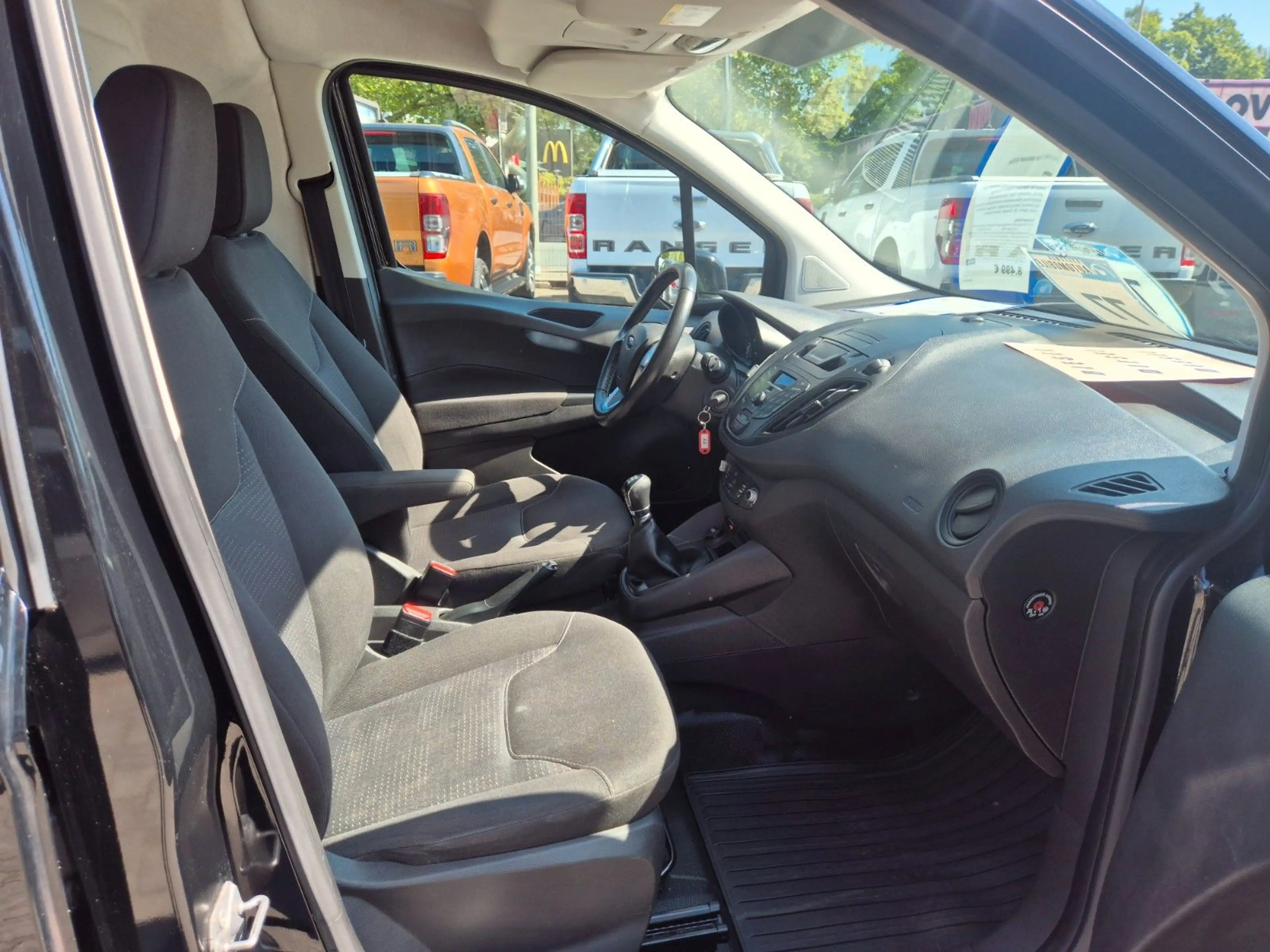 Ford Transit Courier — photo 10