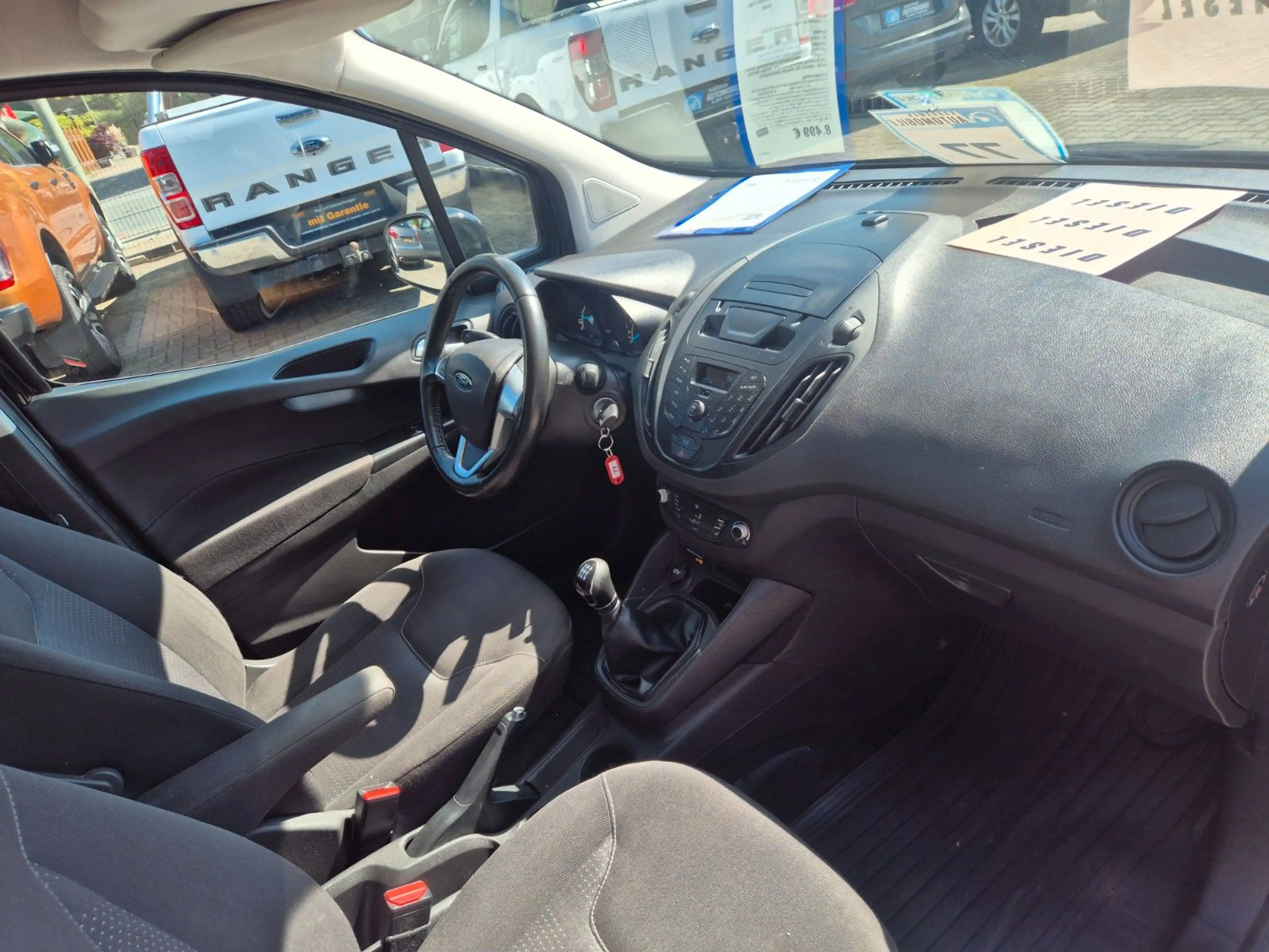 Ford Transit Courier — photo 11